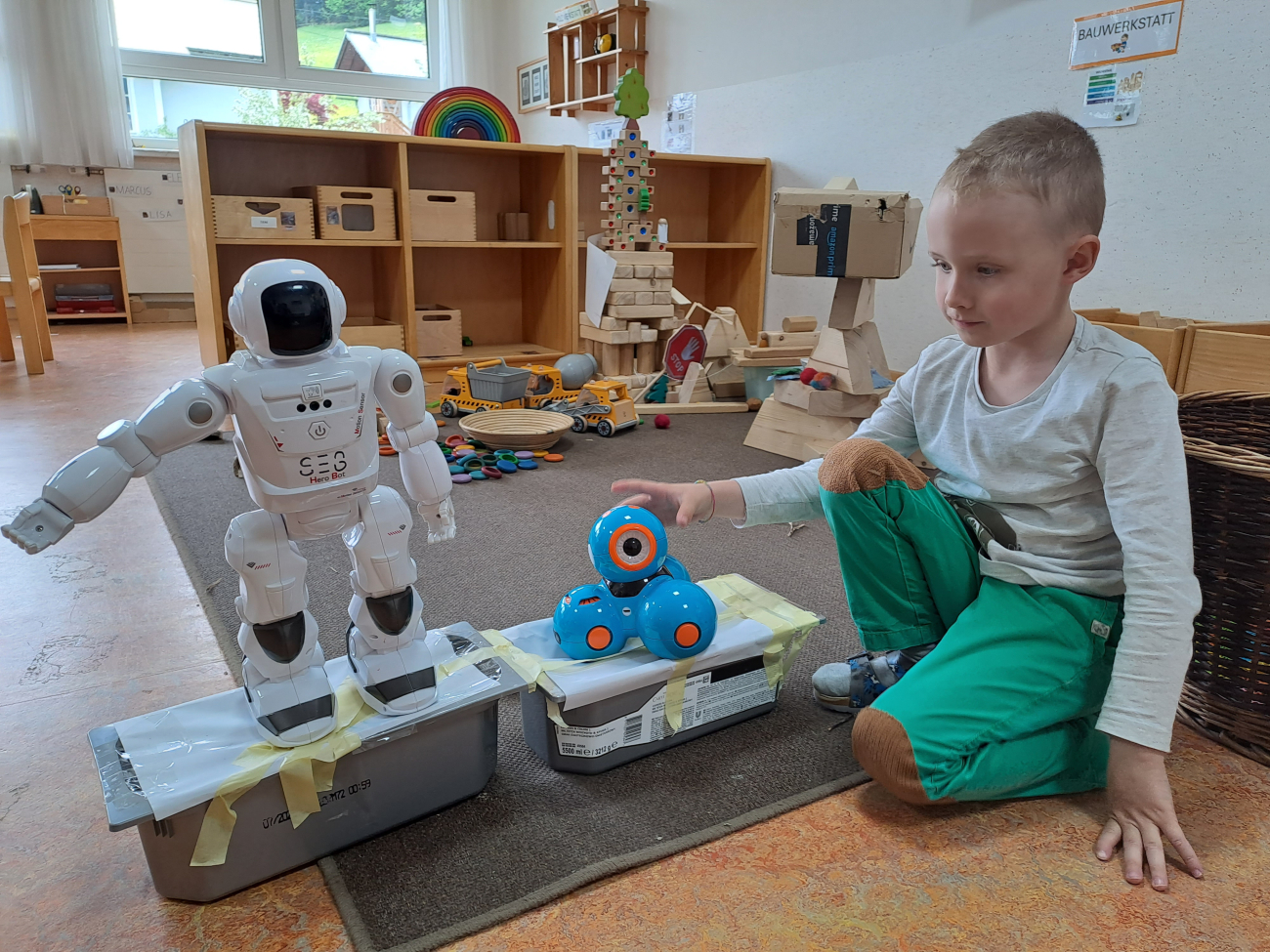 Kind spielt mit einem Roboter