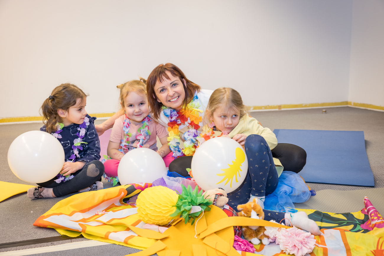 Claudia Laux bietet für ukrainische Kinder Kinderyoga an.
