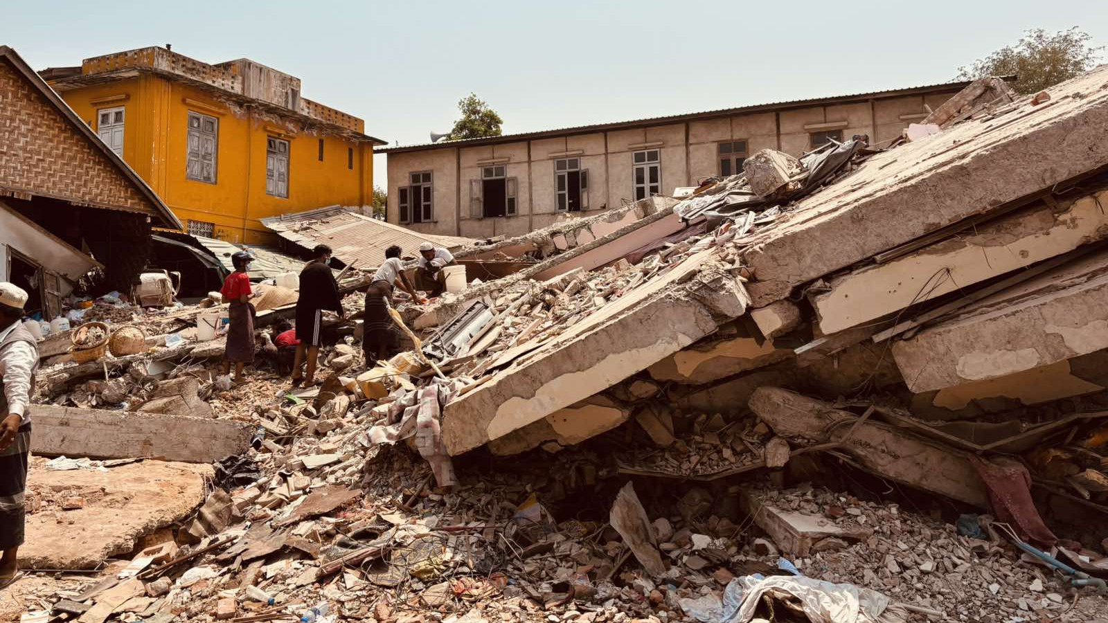 Trümmer zerstörter Gebäude in Myanmar nach dem verheerenden Erdbeben.