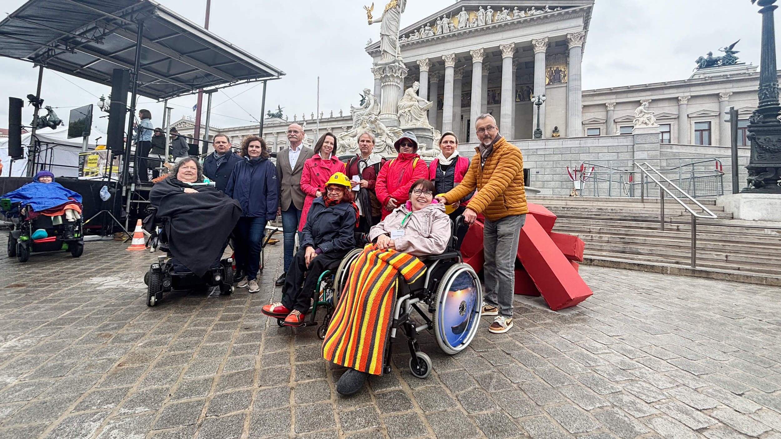 Menschen vor dem Parlament bei der Protestatkion "Baustelle Inklusion"